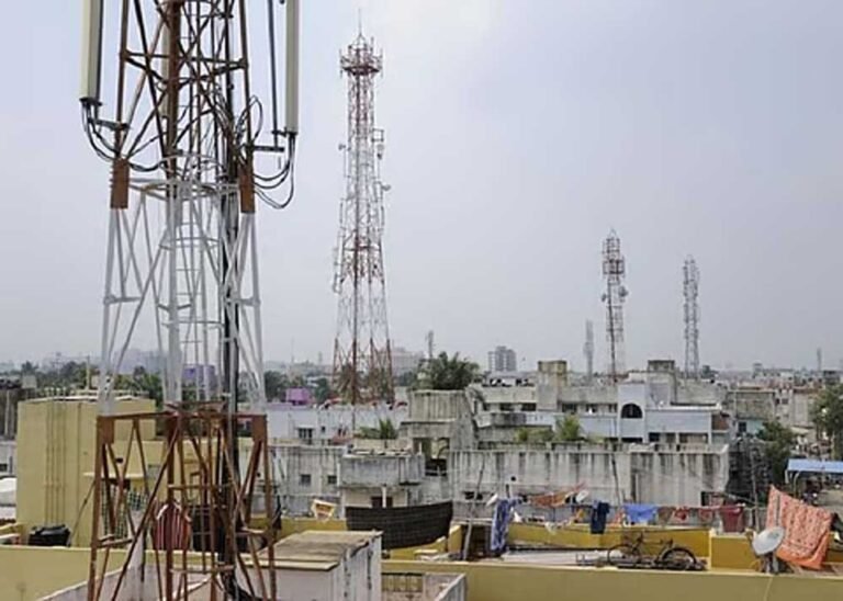 मोबाइल टावर से रेडिएशन का खतरा? सरकार से ऐसे मांगें जांच