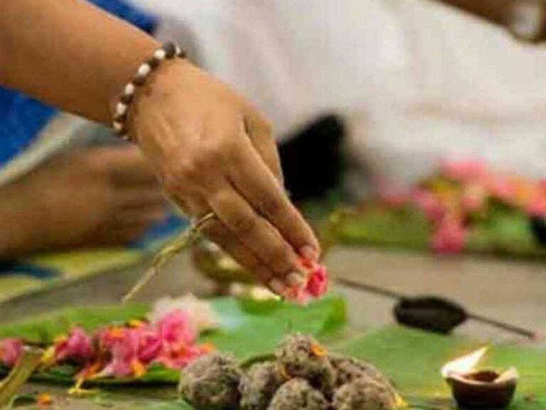 श्राद्ध पक्ष: पूर्वजों की कृपा पाने हेतु इन जगहों पर जलाएं दीपक