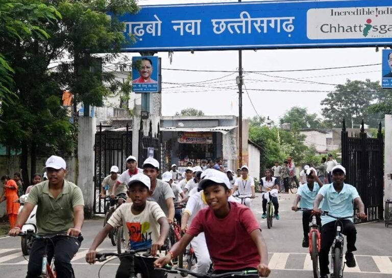 साइकल रैली: स्कूली छात्र-छात्राएं और 300 से अधिक खिलाड़ी हुए शामिल
