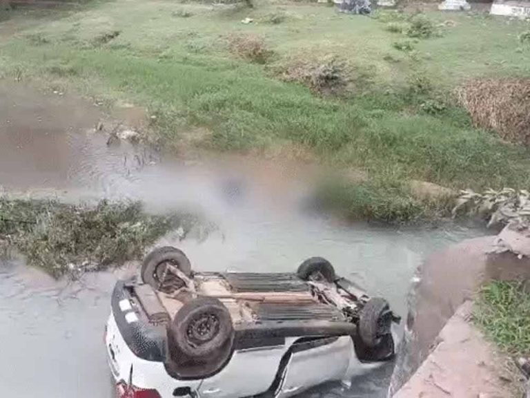 भूतेश्वरनाथ मंदिर जा रहे थे श्रद्धालु, पुल से गिरी कार में 2 की मौत, 3 घायल