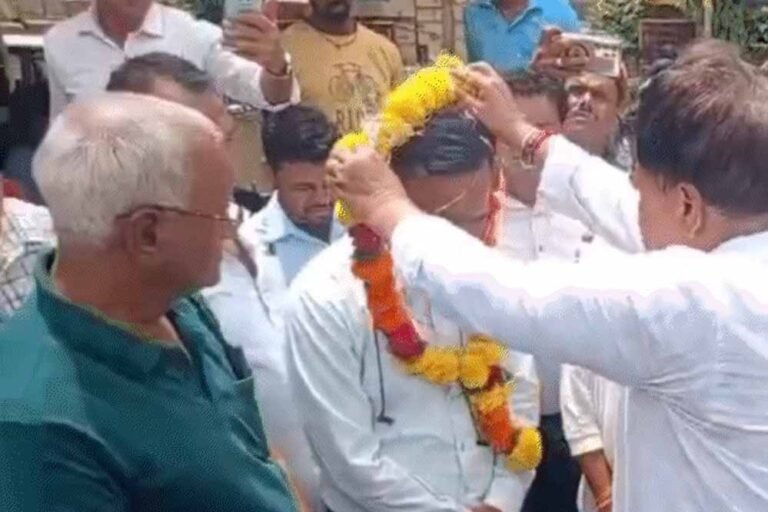 गंदगी देख भड़के प्रद्युमन सिंह तोमर, बोले- आज माला पहनाई, कल विदा करूंगा