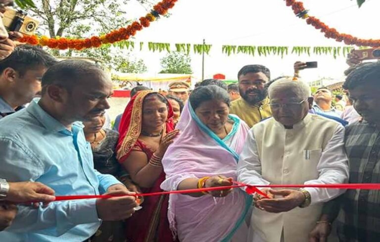 राज्यपाल पटेल ने प्रधानमंत्री आवास योजना के लाभार्थियों से की मुलाकात