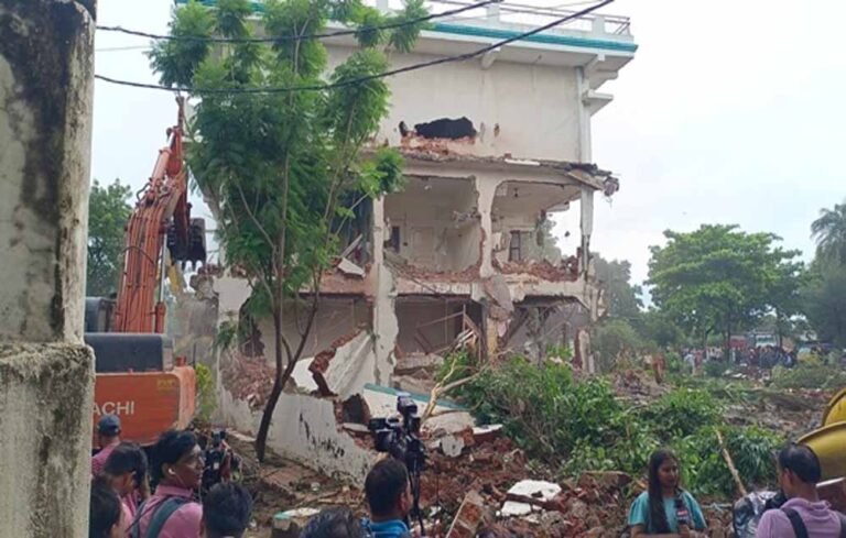 भोपाल प्रशासन ने मछली परिवार की अवैध हवेली पर बुलडोजर चलाया