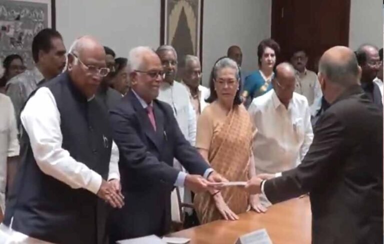 उपराष्ट्रपति चुनाव: सुदर्शन रेड्डी का नामांकन, विपक्ष के दिग्गज नेताओं की मौजूदगी