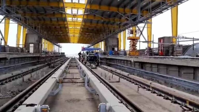 मेट्रो ट्रैक का ट्रॉली टेस्ट, अफसरों ने लिया जायजा; MD ने बारिश में भी काम रोकने से किया इनकार