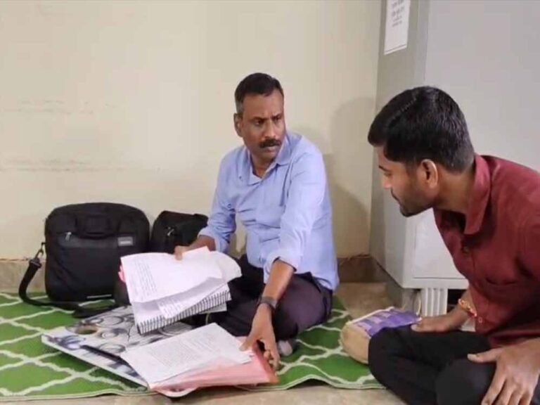 भोपाल से नहीं मिली अनुमति, ऑफिस में फर्नीचर के बिना चटाई पर काम करने को मजबूर एजीएम