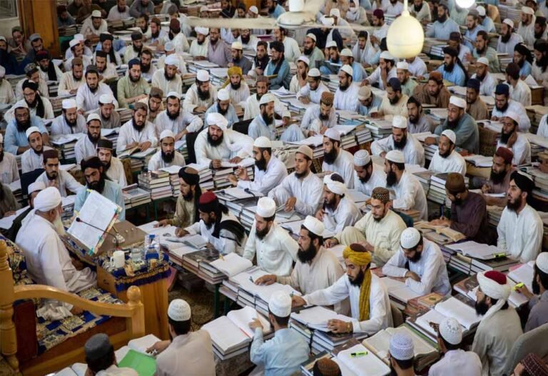 चौंकाने वाला आंकड़ा: पाकिस्तान में फैक्ट्रियों से अधिक मस्जिद-मदरसे दर्ज