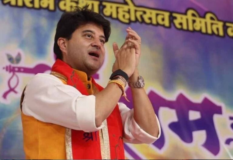 सिंधिया महाराज ने मंच पर भरी तालियां, कलेक्टर आदित्य सिंह की प्रशंसा देखकर नेता रह गए दंग