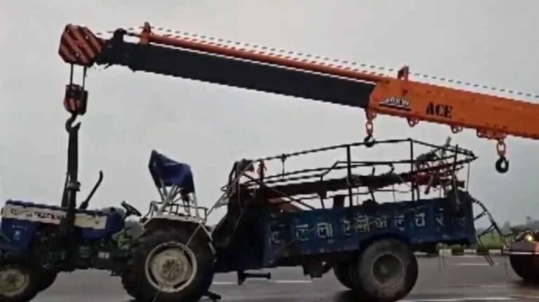 यूपी एक्सीडेंट: बच्चों समेत श्रद्धालुओं की दर्दनाक मौत, दर्जनों घायल