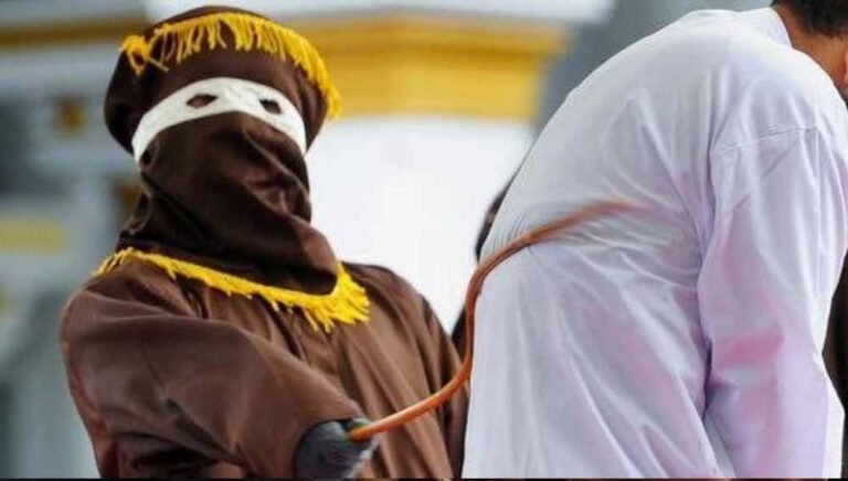 पब्लिक में इंटिमेसी पर सख्त कानून: इंडोनेशिया में 76 कोड़े की सजा