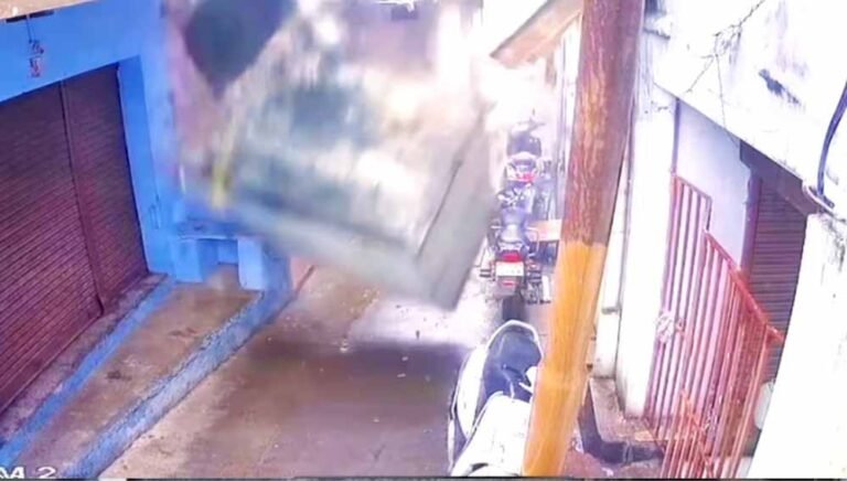 मध्य प्रदेश: शाजापुर होटल की पहली मंजिल का शौचालय गिरा, स्कूटी क्षतिग्रस्त