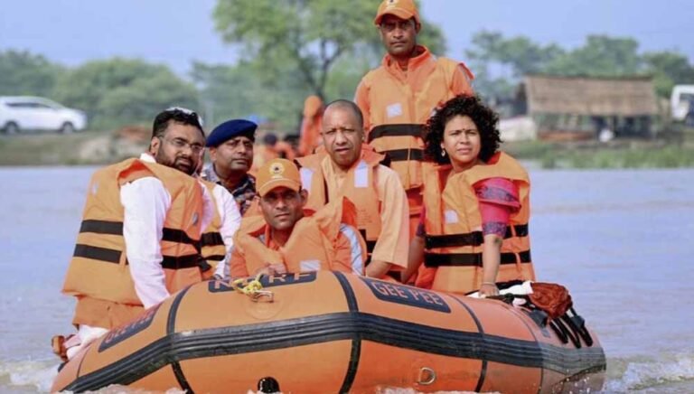 बाढ़ पीड़ितों की मसीहा बनी योगी सरकार, मंगलवार को ढाई लाख से अधिक लोगों को सहायता प्रदान की गई