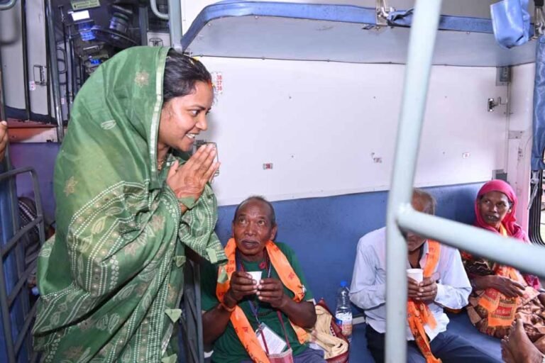 रायपुर से रामलला दर्शन के लिए विशेष श्रद्धालु ट्रेन हुई रवाना