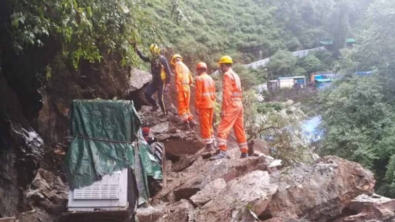 उत्तराखंड में भारी तबाही: चमोली में बादल फटा, रुद्रप्रयाग में अलकनंदा रिवर डेंजर लेवल पार