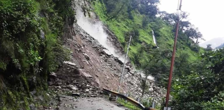 भारी मलबे के कारण तीसरे दिन भी नहीं खुला रुद्रप्रयाग-गौरीकुंड मार्ग