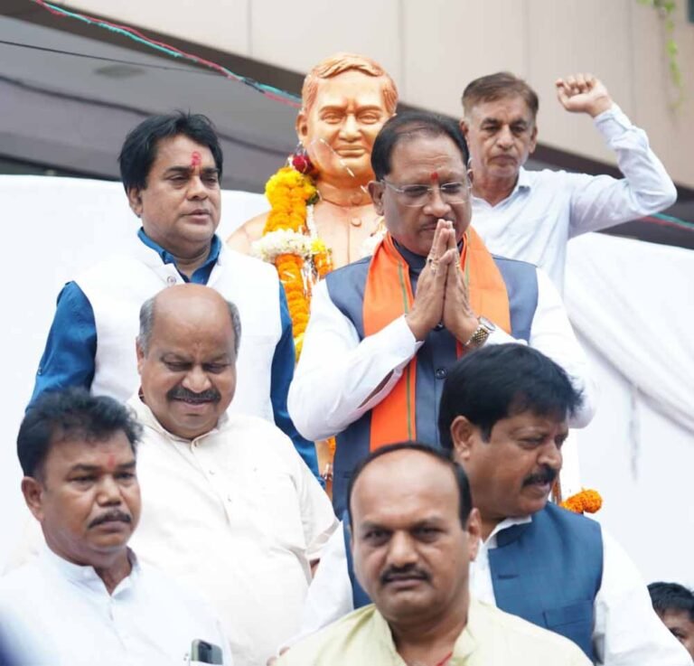 भारतरत्न श्रद्धेय स्वर्गीय अटल बिहारी वाजपेयी की पुण्यतिथि पर आयोजित पुष्पांजलि कार्यक्रम में शामिल हुए मुख्यमंत्री साय