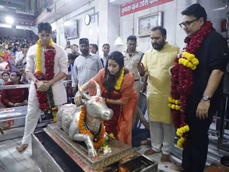 महाकालेश्वर मंदिर पहुंचे बॉलीवुड सितारे, सिद्धार्थ और जाह्नवी ने टेका मत्था