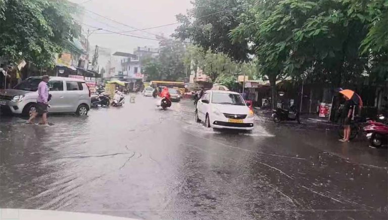 स्कूल बंद, जनजीवन अस्त-व्यस्त: उत्तर भारत के 17 जिलों में बाढ़ जैसे हालात