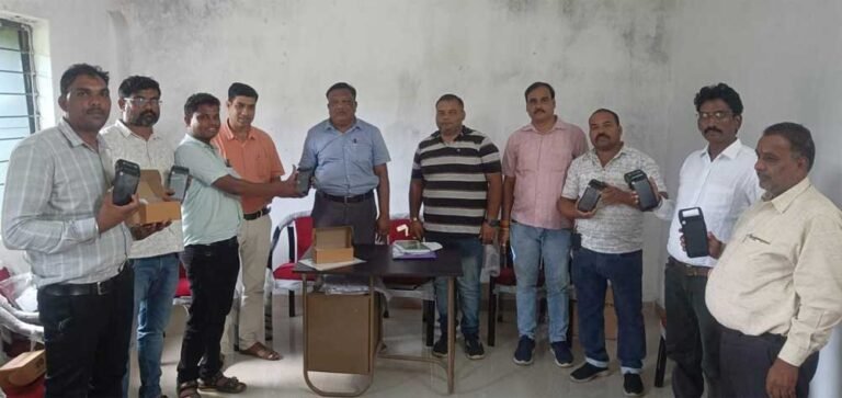 जिले में उर्वरक वितरण होगा हाई-टेक, निजी विक्रेताओं को मिली L1 Pos मशीनें