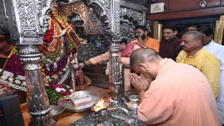 श्रीकाशी विश्वनाथ मंदिर में मुख्यमंत्री ने किया षोडशोपचार विधि से पूजन-अर्चन