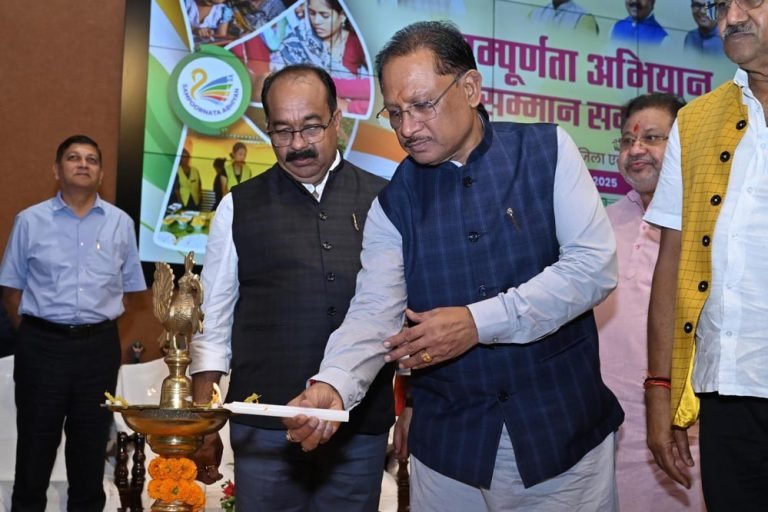 संपूर्णता अभियान में उत्कृष्ट कार्य करने वाले आकांक्षी जिलों और विकासखंडों को मुख्यमंत्री ने किया पुरस्कृत