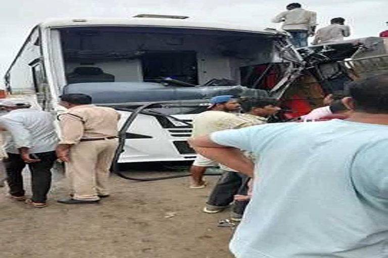 चार्टर्ड बस हादसे का शिकार, ब्रेक फेल होने से पलटी; भोपाल के लिए रवाना हुई थी बस