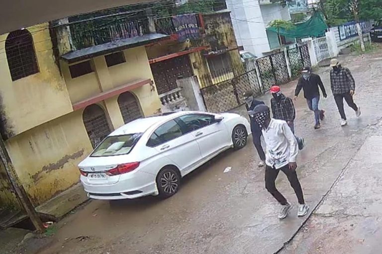 व्यापारी परिवार पर फायरिंग: सतना में 5 नकाबपोशों ने घर को बनाया निशाना, दहशत में लोग