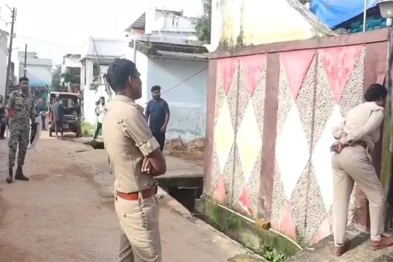 सट्टा किंग की हिफाज़त में थे खूंखार कुत्ते, पुलिस ने इस बार पलटी बाज़ी