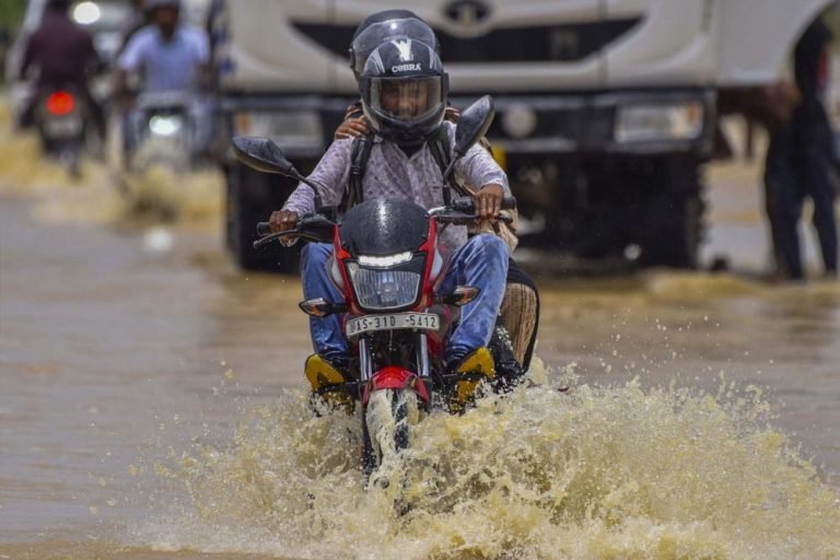 ग्वालियर से छतरपुर तक भारी बारिश की चेतावनी, यमुना की लहरों से बढ़ा मंदाकिनी का जलस्तर