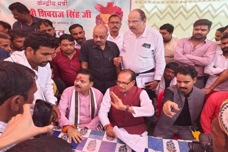 शिवराज सिंह चौहान का बाढ़ प्रभावित क्षेत्रों का दौरा, उपार्जन केंद्र पर अधिकारियों को दिए निर्देश