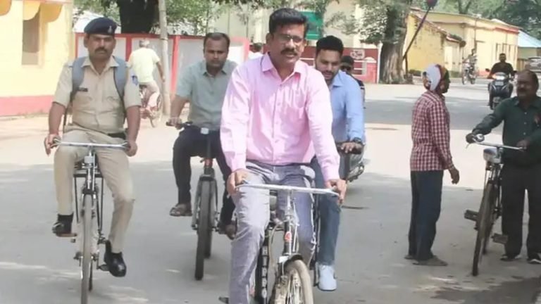 3 किमी साइकिल चलाकर ऑफिस पहुंचे सतना कलेक्टर, लोगों को दिया पर्यावरण संरक्षण का संदेश