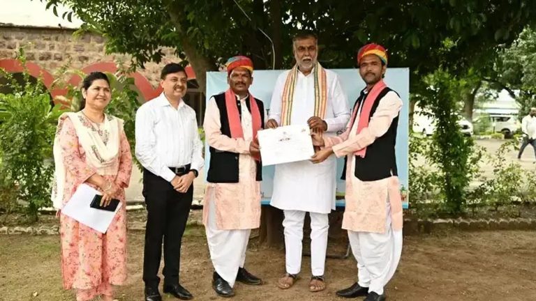 स्वच्छता रील्स प्रतियोगिता में मोहन रोकड़े हुए सम्मानित, मंत्री पटेल ने किया सम्मान