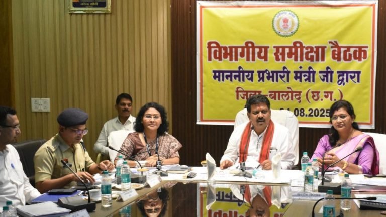 रायपुर में उपमुख्यमंत्री विजय शर्मा ने की समीक्षा बैठक, शासकीय योजनाओं की प्रगति पर लिया फीडबैक