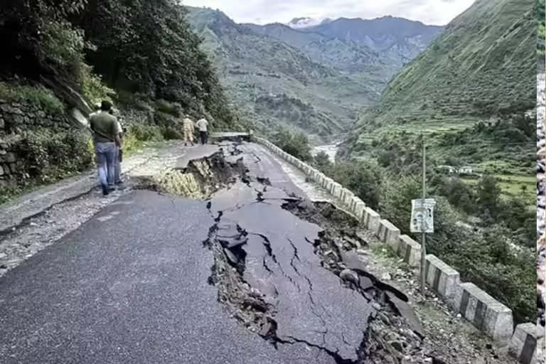 राहत की राह खुली, धराली को मिला पहला सड़क संपर्क — लापता 70 लोगों की तलाश जारी