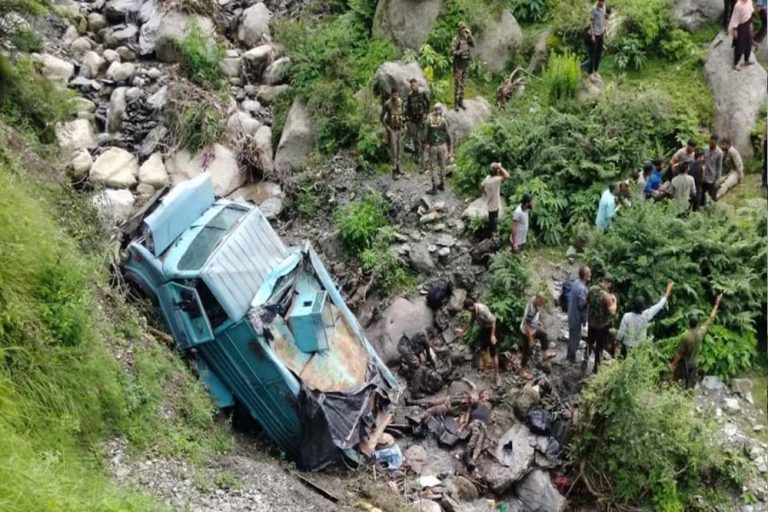 CRPF वाहन का दर्दनाक एक्सीडेंट: उधमपुर में 2 जवानों की मौत, 12 घायल