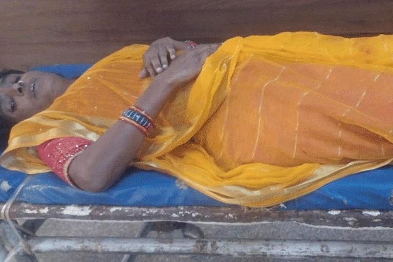 कुबरेश्वर धाम से लौट रहे श्रद्धालुओं का एक्सीडेंट: तेज रफ्तार तूफान गाड़ी ट्रक में जा घुसी; 1 की मौत, 14 घायल