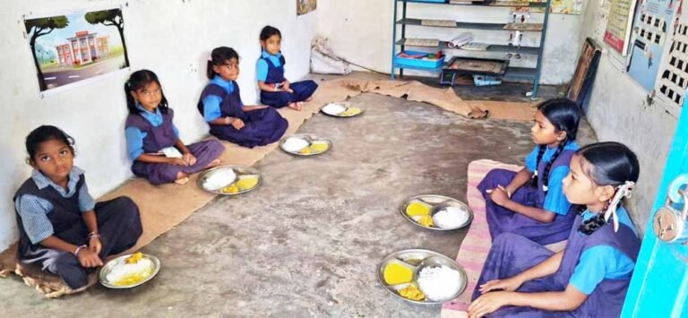 आंगनबाड़ी और स्कूल में गैस चूल्हे से भोजन के साथ  बनने लगी है सेहत