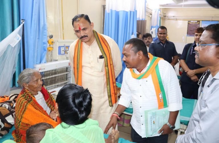 स्वास्थ्य मंत्री श्याम बिहारी जायसवाल ने भैरमगढ़ स्वास्थ्य केंद्र का किया निरीक्षण