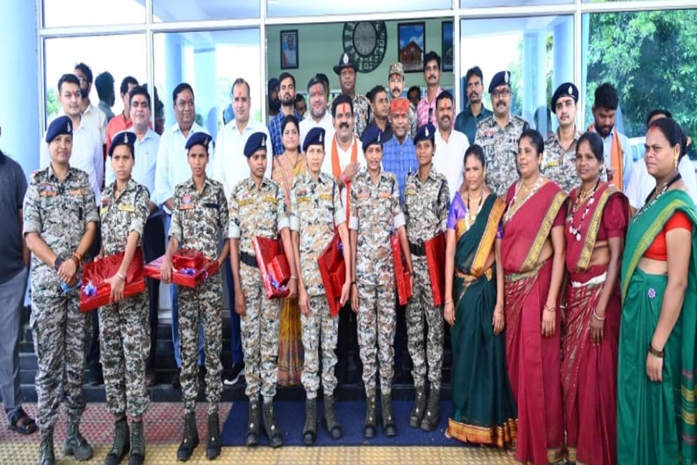 सरेंडर के बाद दंतेश्वरी फाइटर्स में शामिल महिला ने गृहमंत्री समेत अधिकारियों को बांधी राखी