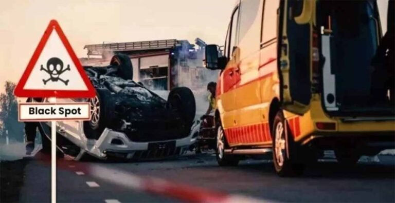 भयंकर हादसा: गंगास्नान कर लौट रहे दोस्तों की कार एक्सप्रेसवे पर दुर्घटनाग्रस्त