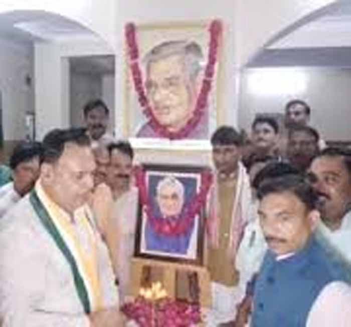 भारत रत्न अटल जी को नमन, ग्वालियर में पैतृक घर पर कार्यकर्ताओं ने अर्पित किए पुष्प