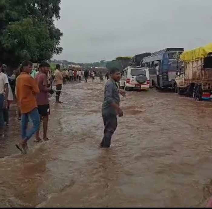 बारिश से बिगड़ा MP का हाल, हाईवे जाम में दो घंटे तक फंसे यात्री