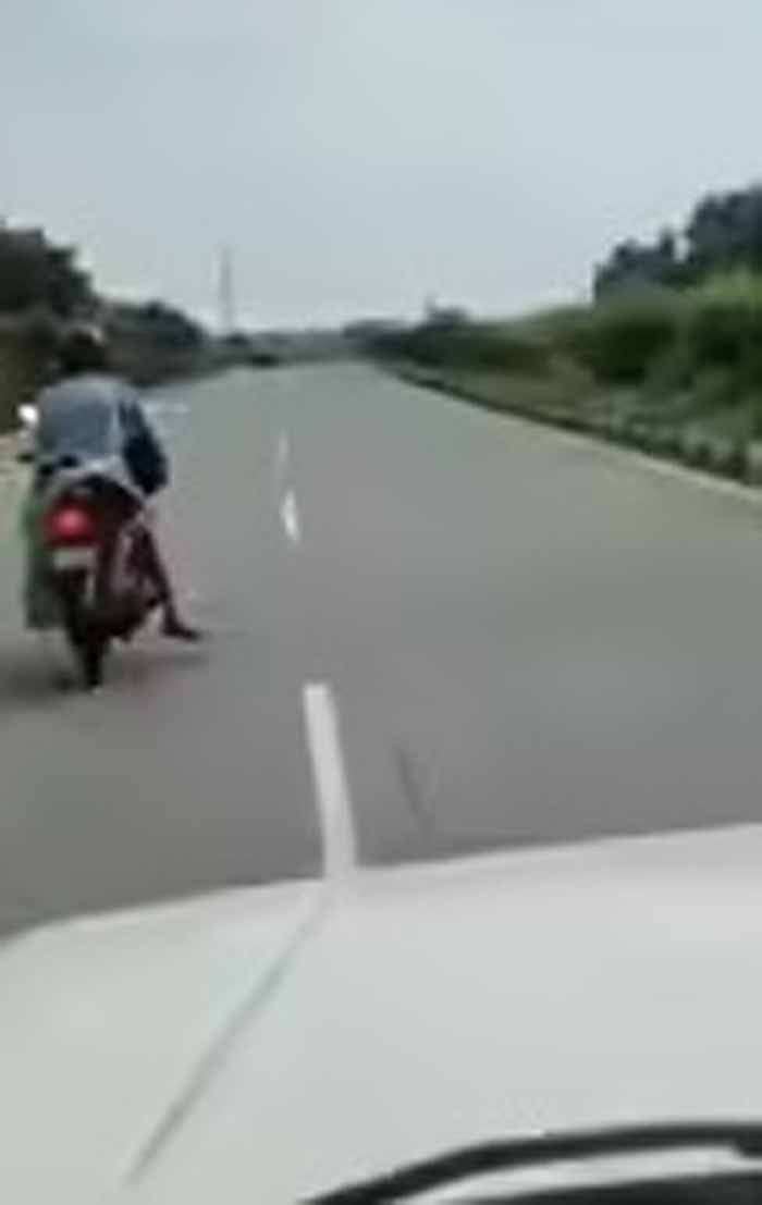 मदद के लिए तड़पता रहा पति, अंत में पत्नी के शव को बाइक पर बांधकर किया लंबा सफर