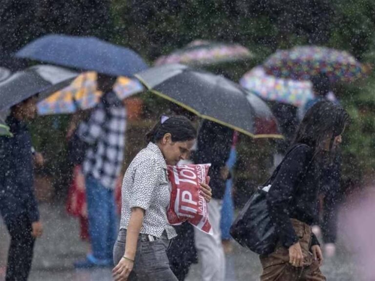 मूसलाधार बारिश से मुंबई बेहाल, भूस्खलन ने ली दो जानें, प्रशासन अलर्ट पर