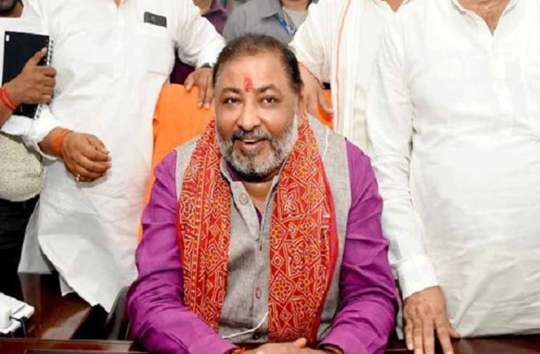 बलिया में बिना सूचना उद्घाटन पर भड़के दयाशंकर सिंह, बोले- दिमाग न खराब हो…