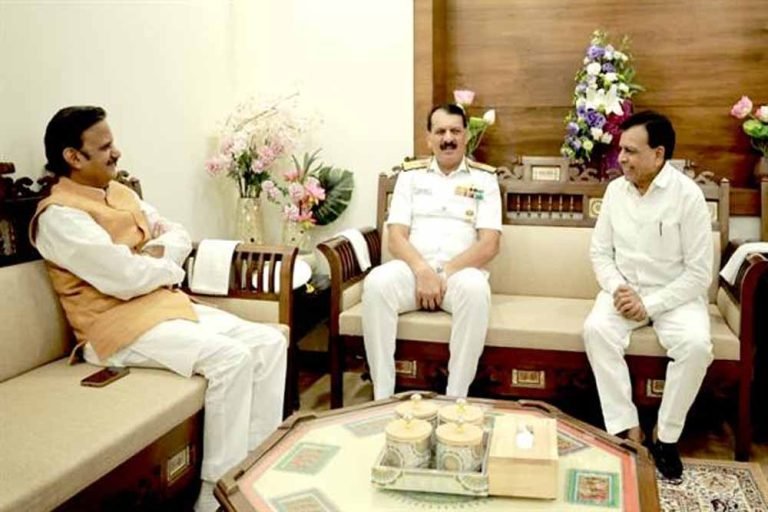 उप मुख्यमंत्री देवड़ा से नौसेना प्रमुख एडमिरल दिनेश त्रिपाठी ने शिष्टाचार भेंट की
