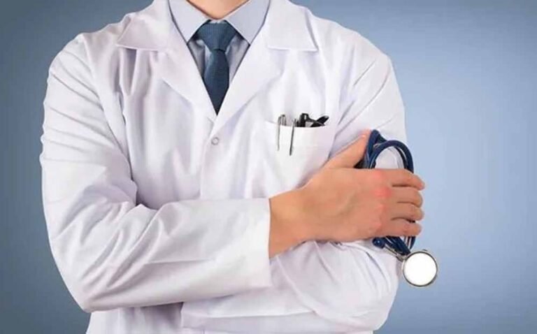 ड्यूटी से नदारद डॉक्टरों पर सख्ती, 13 पर गिरी गाज, 20 अगस्त आखिरी मौका