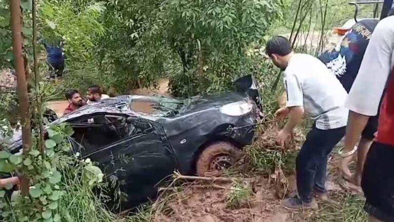 बरसाती नदी में फंसी कार, गूगल मैप की गलती से हुआ हादसा, छात्रों को बचाया गया