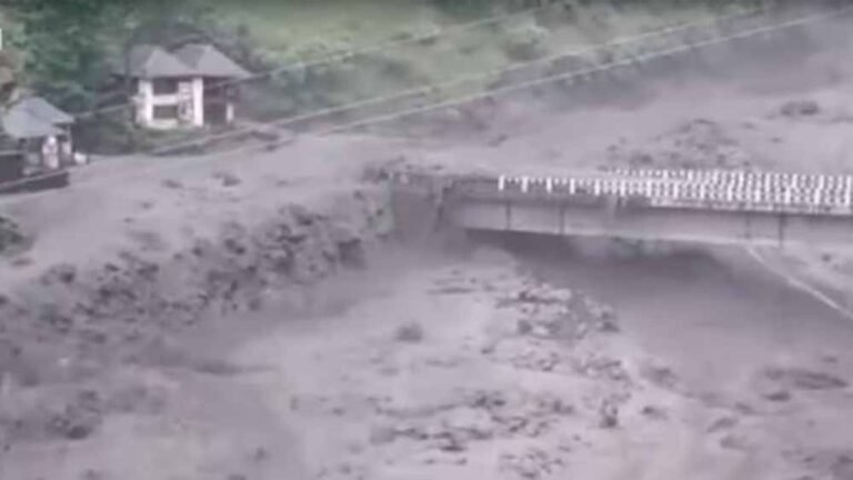 बारिश का कहर जारी, बादल फटने से जनजीवन अस्त-व्यस्त, बहा पुल और दुकानें