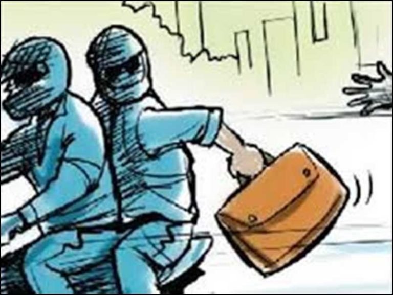 दिनदहाड़े कारोबारी से 15 लाख की लूट, कार रुकवाकर दी वारदात को अंजाम